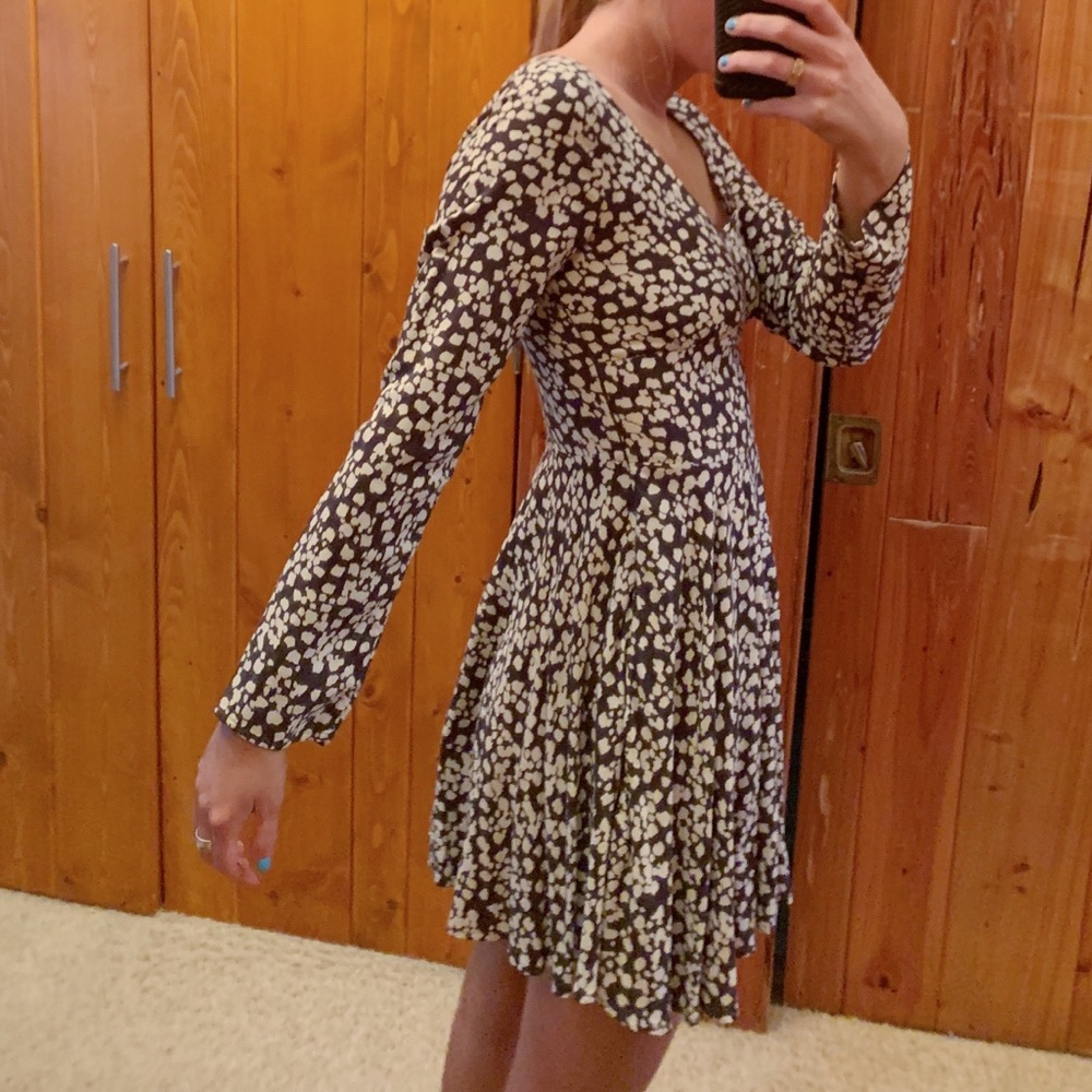Patterned Long Sleeve Mini Dress🤍 - Picture 2 of 3